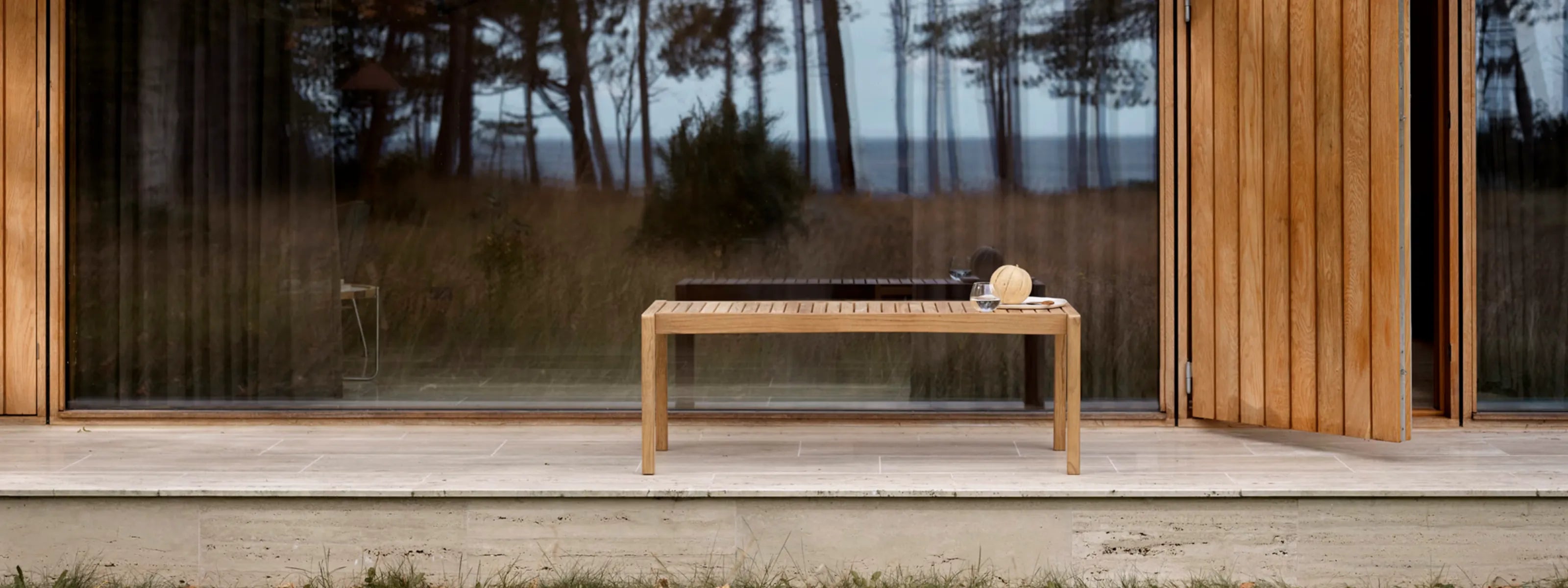 Skandinavische Holzbank von Carl Hansen & Søn – klare Linien, Naturkulisse im Hintergrund