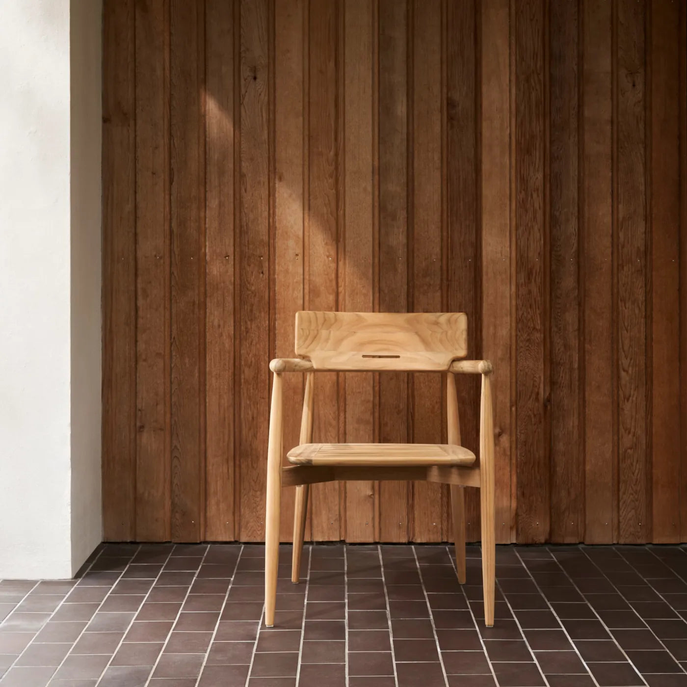 Designstuhl aus Holz vor vertäfelter Wand – skandinavische Handwerkskunst von Carl Hansen & Søn