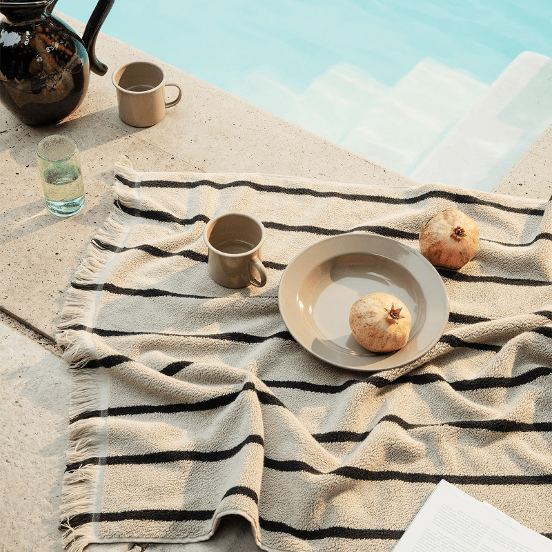 Badetuch - Alee sand/black von Ferm Living