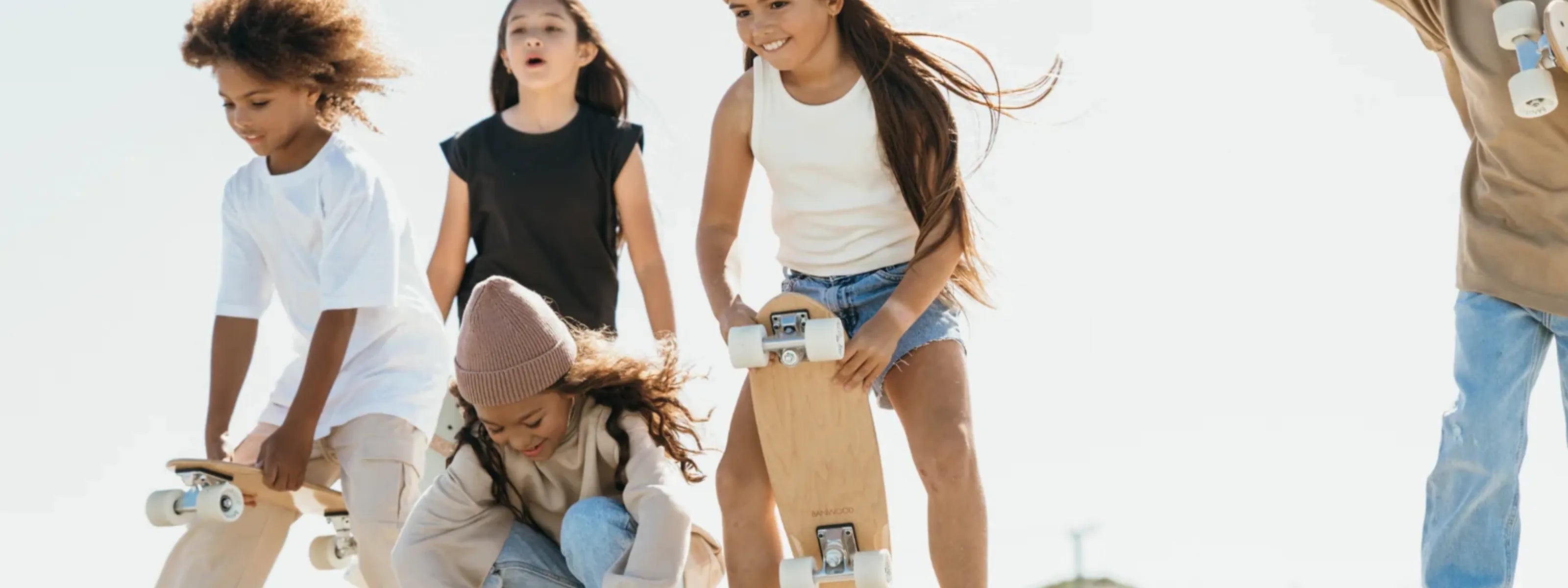 Kinder mit Banwood-Skateboards beim Spielen draussen – aktiver Lifestyle für kleine Entdecker