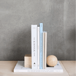 Buchstütze – Marble Savi beige von OYOY