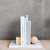 Buchstütze – Marble Savi beige von OYOY