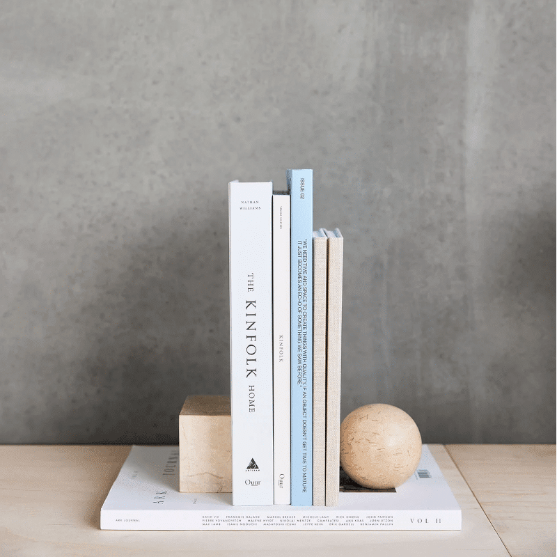 Buchstütze – Marble Savi beige von OYOY