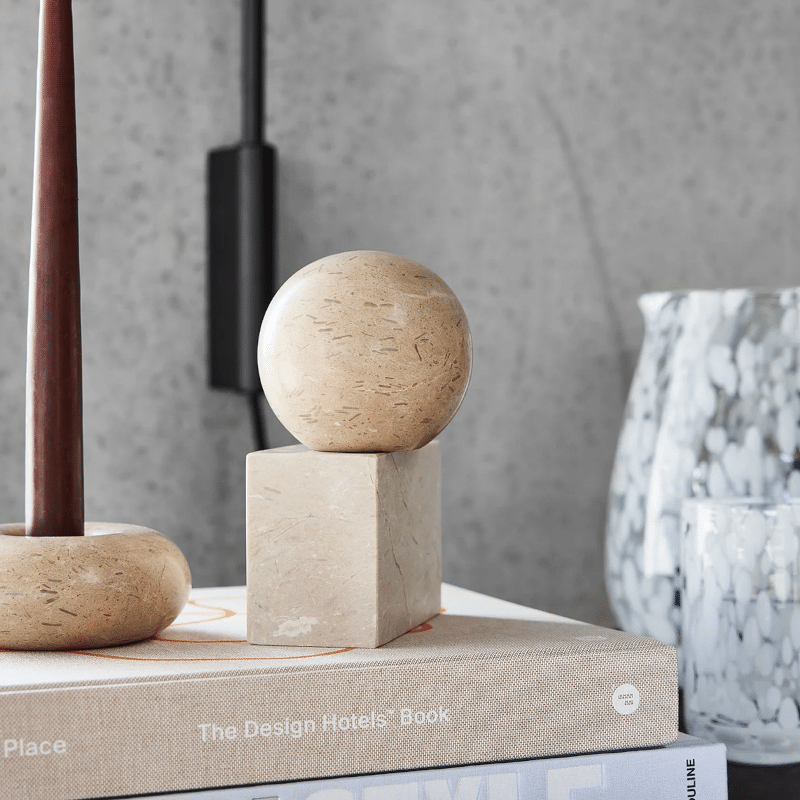 Buchstütze - Marble Savi rund beige von OYOY