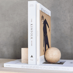 Buchstütze - Marble Savi rund beige von OYOY