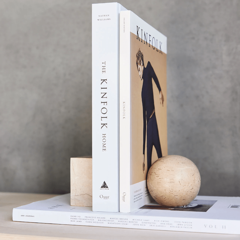 Buchstütze - Marble Savi rund beige von OYOY
