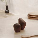 Ferm Living - Salz- & Pfefferstreuer Cairn dark brown