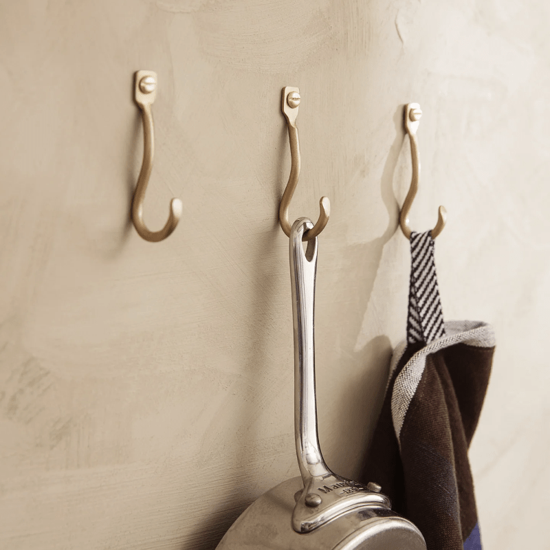 Haken - Curvature brass 3er Set von Ferm Living