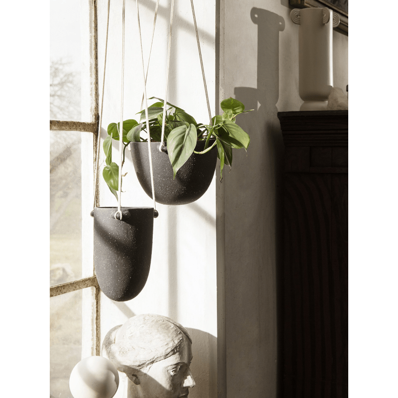 Hanging Pot – Speckle dark grey S von Ferm Living