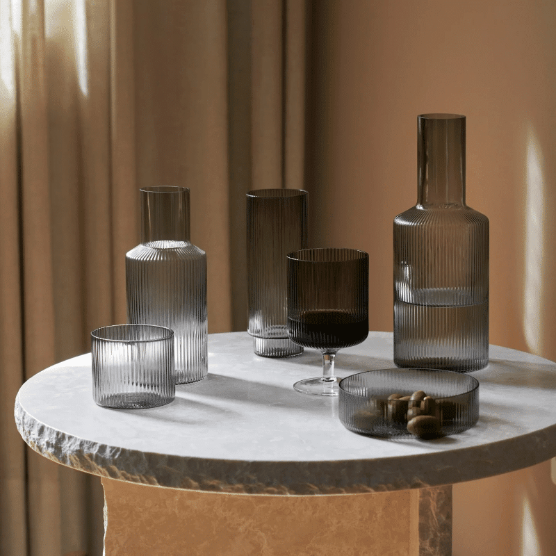 Karaffe – Ripple smoked grey von Ferm Living