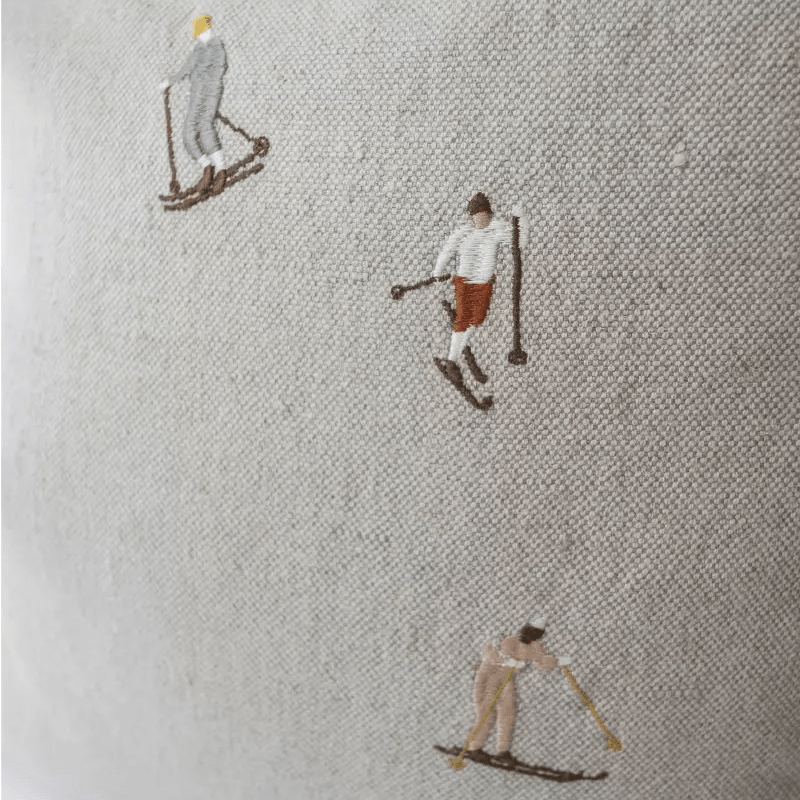 Kissenbezug – SKIERS gestickt von Fine Little Day