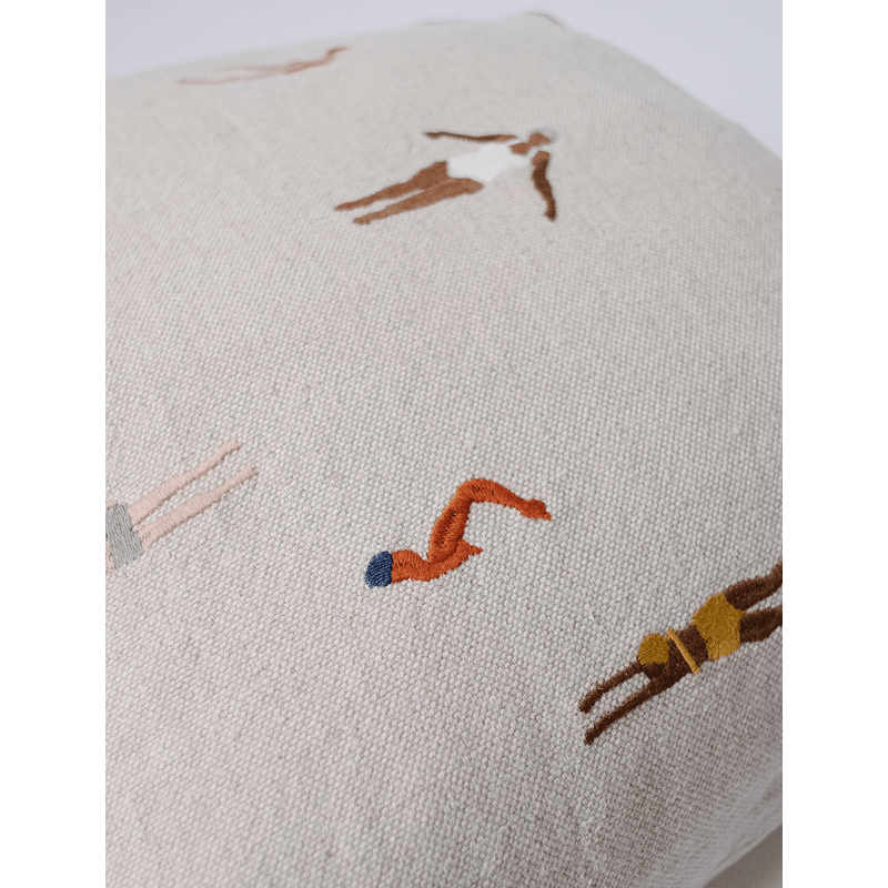 Kissenbezug – SWIMMERS gestickt von Fine Little Day
