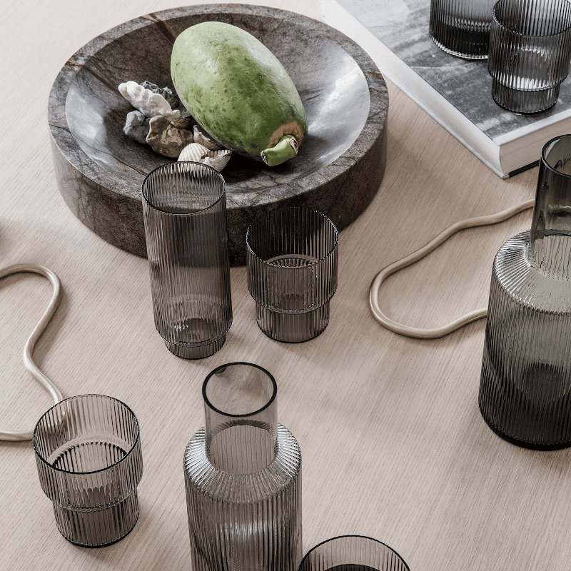 Longdrinkglas – Ripple smoked grey 4er Set von Ferm Living