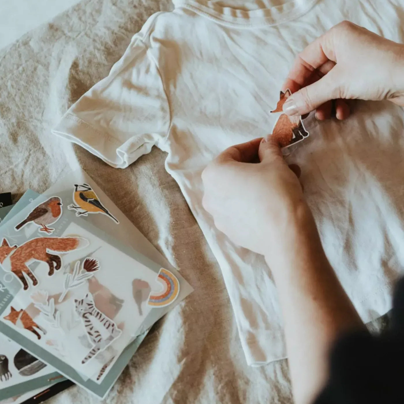 Aufbügeln eines nuukk-Tattoos mit Fuchs-Motiv auf ein weisses T-Shirt – kreative DIY-Idee mit Naturillustrationen.