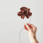 Papierblume - Daisy bordeaux von Studio About