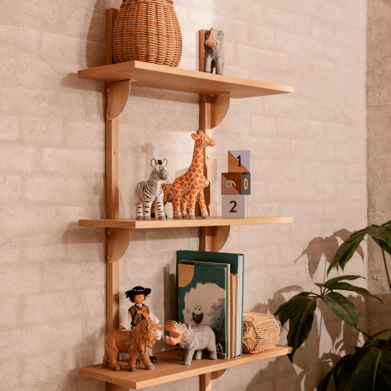 Regal - Sector triple/narrow natural oak/brass von Ferm Living