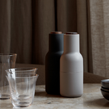 Salz- & Pfeffermühle - Bottle ash/carbon walnut von Audo Copenhagen