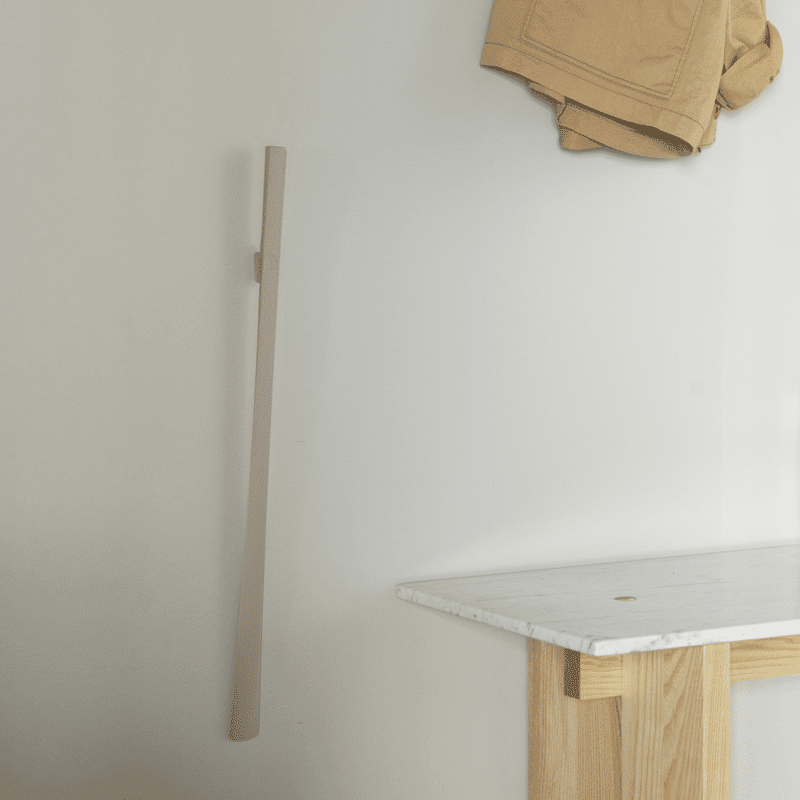Schuhlöffel L warm grey von Normann Copenhagen