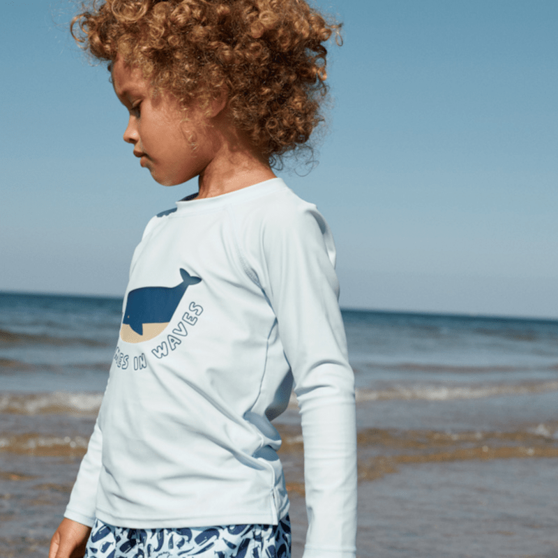 Schwimm Shirt - Noah it comes in waves/pure sky von Liewood 