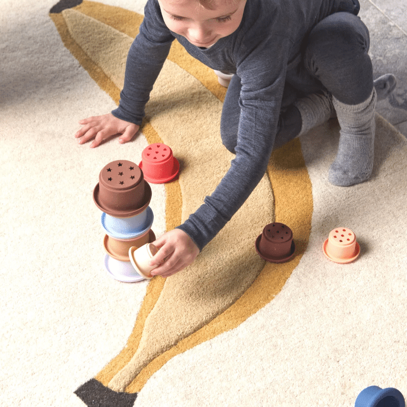 Stapelbecher – Tawa kirschrot/beige von OYOY