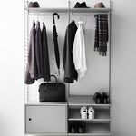 String – Modul mit Schwenkür grau von String Furniture