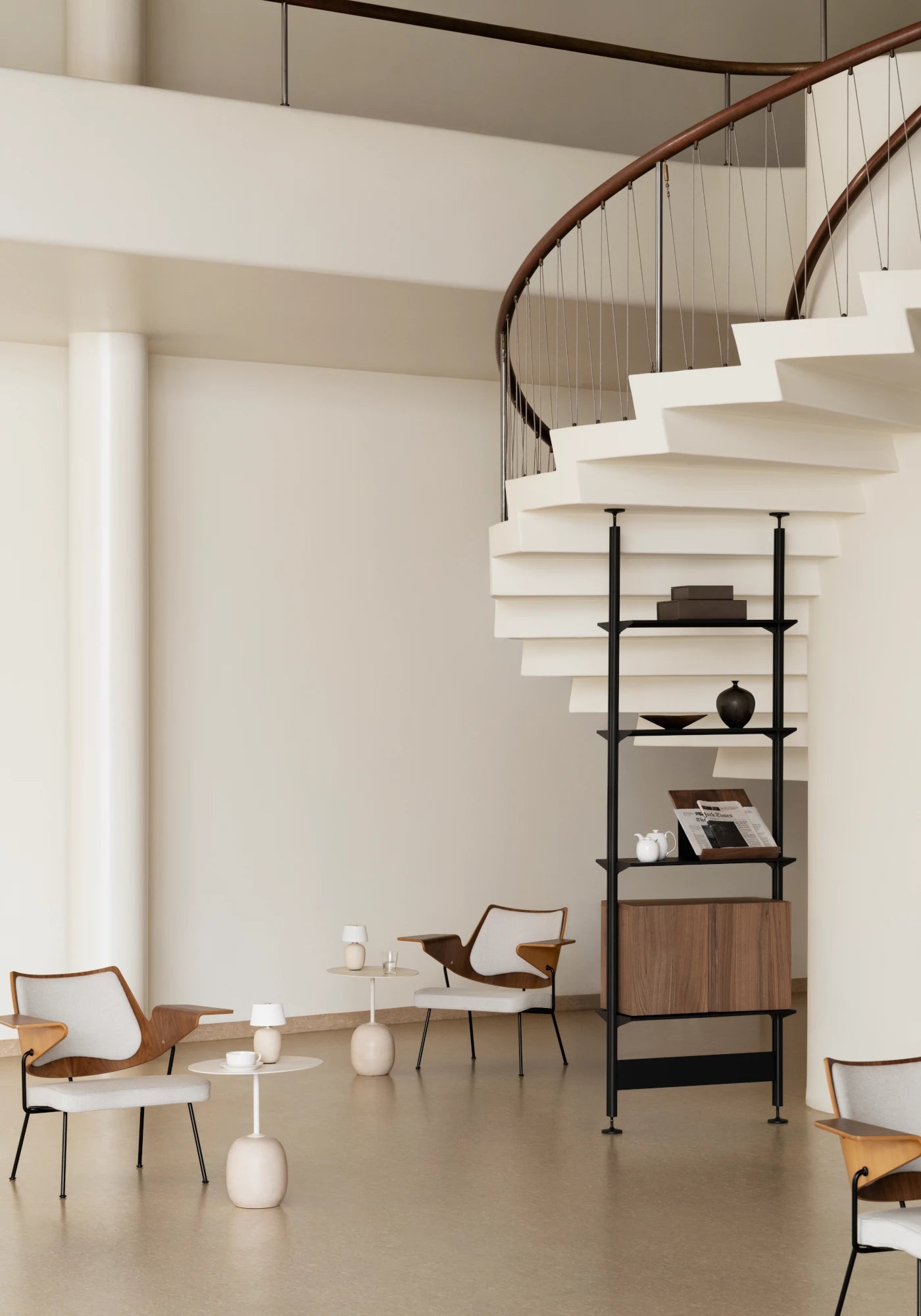 Modulares string Regalsystem in skandinavischem Interieur mit Treppe, Sesseln und heller Farbpalette.