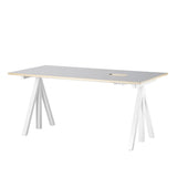String – Works höhenverstellbarer Schreibtisch hellgrau B160 von String Furniture