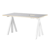 String – Works höhenverstellbarer Schreibtisch hellgrau B140 von String Furniture