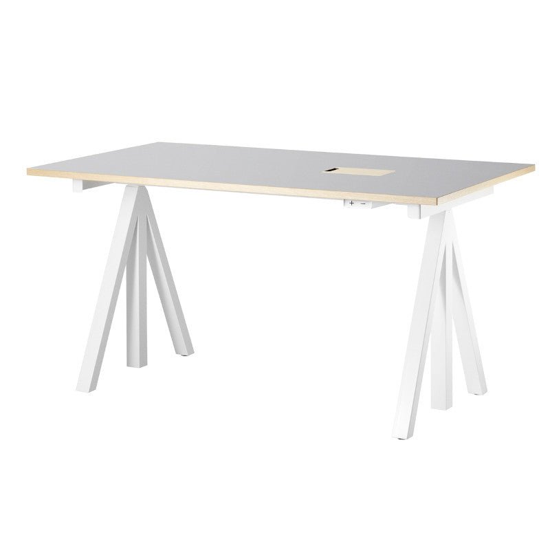 String – Works höhenverstellbarer Schreibtisch hellgrau B140 von String Furniture