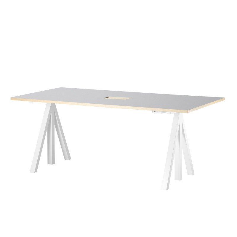 String – Works höhenverstellbarer Schreibtisch hellgrau B180 von String Furniture