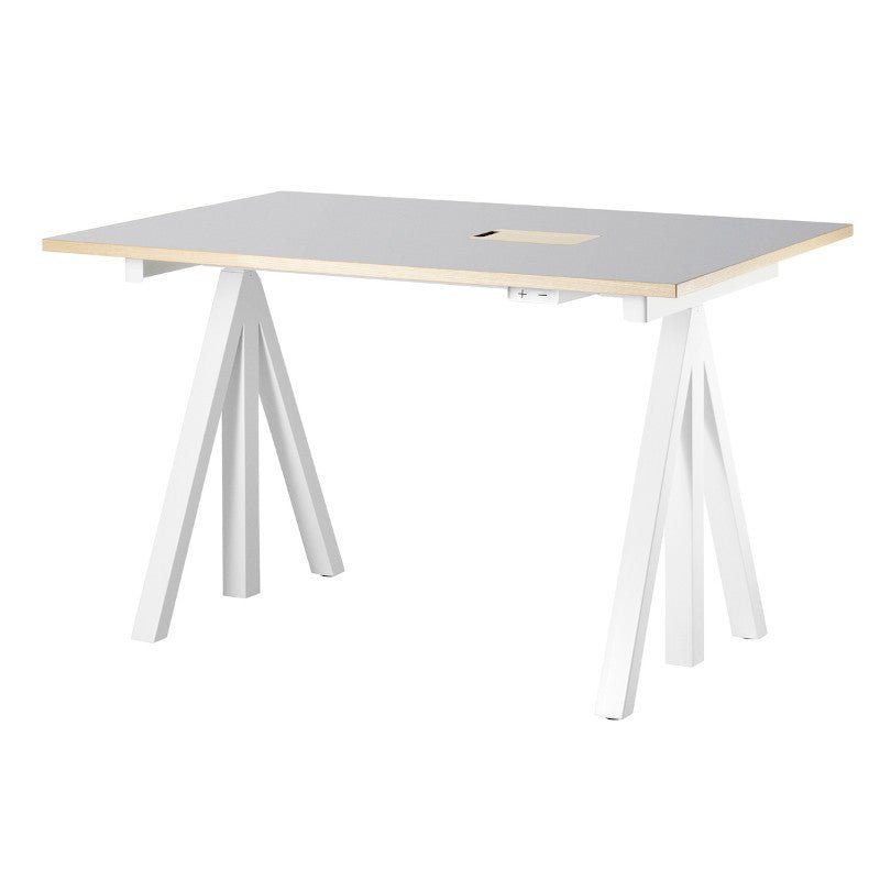 String – Works höhenverstellbarer Schreibtisch hellgrau B120 von String Furniture