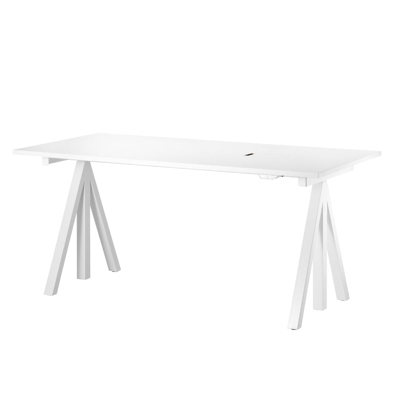 String – Works höhenverstellbarer Schreibtisch von String Furniture