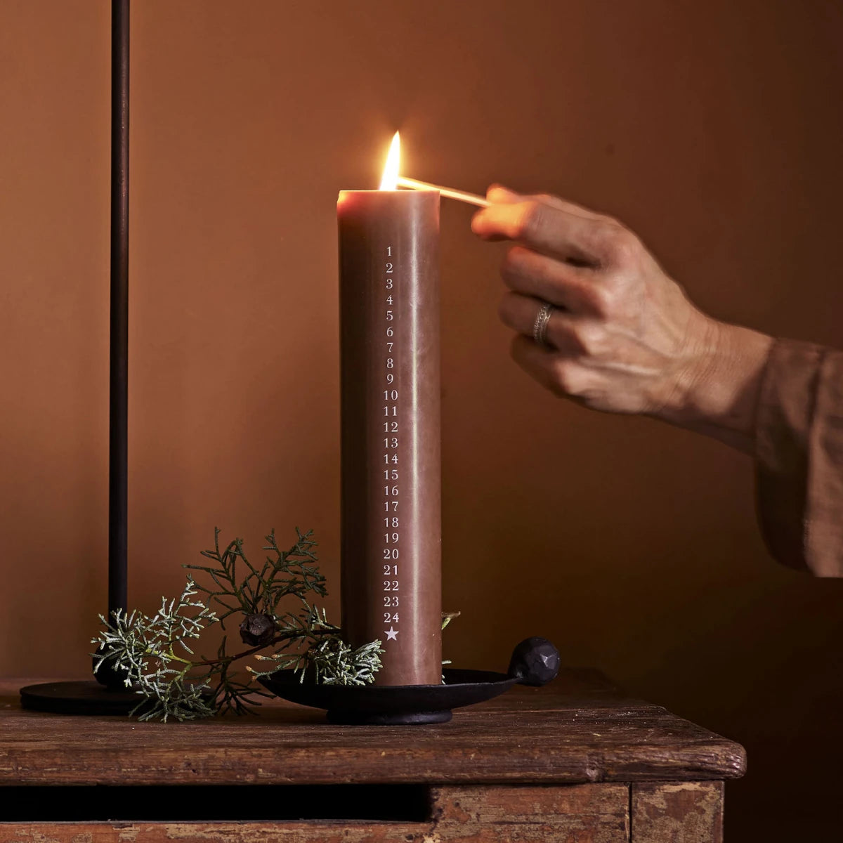 Tine K Home - Kalenderkerze Xmas brown L