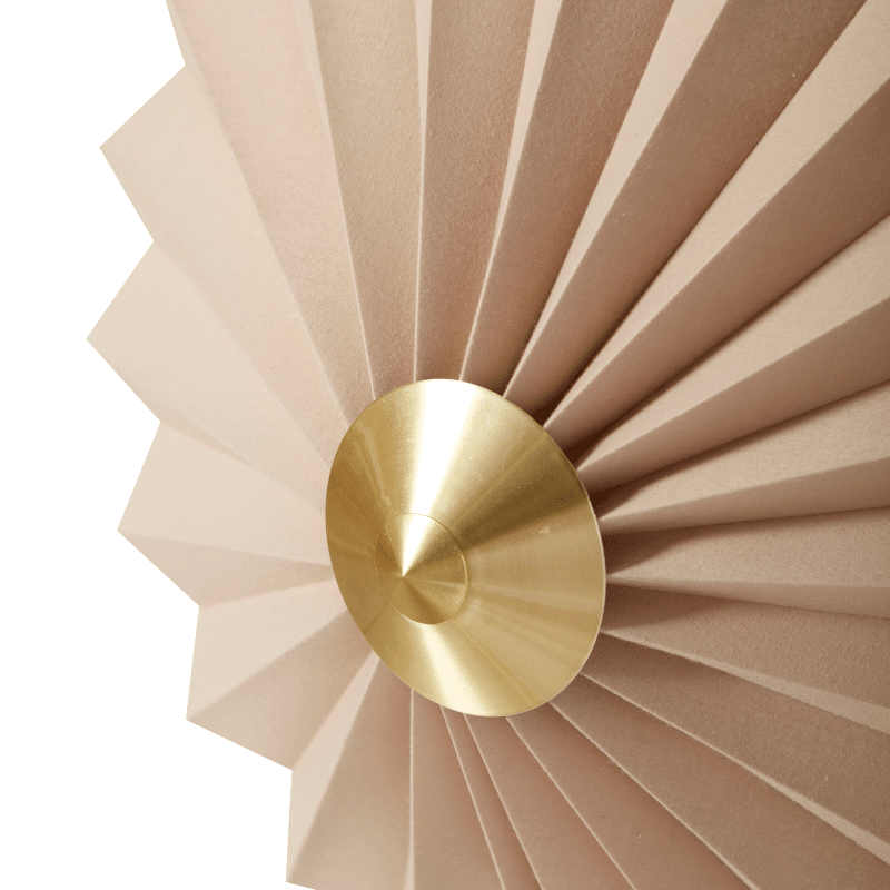 Wandleuchte - Pliss sand/messing von Hübsch Interior