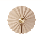 Wandleuchte - Pliss sand/messing von Hübsch Interior